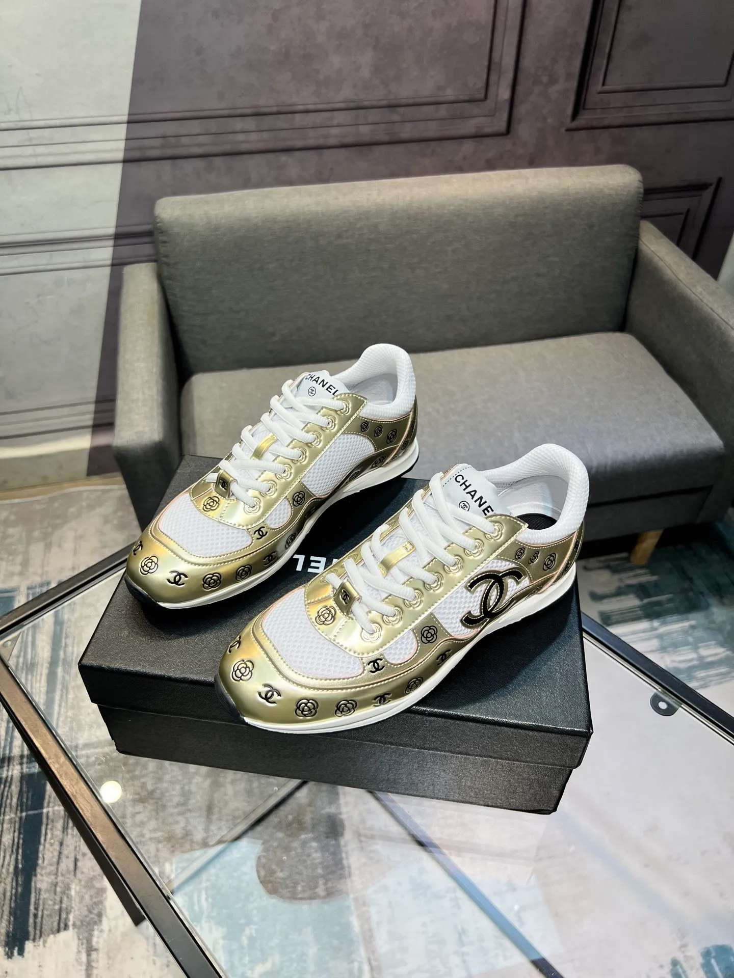 Men's men's shoes 💰640 Exclusive real shot (top version) CHANEL Chanel 2025ss color matching thick-soled casual sports shoes and sneakers. The counter is synchronized. The counter is very popular. A shoe that is very difficult to buy. The most popular thick-soled panda shoes on the Internet. It can be imagined that Xiaoxiang control can't miss it. It has both good looks and comfort. Simple and versatile white shoes. The thick sole increases the height and is super versatile. Close your eyes and wear it. Whoever wears it will look better. Upper: calfskin Lining: imported sheepskin lining Outsole: TPU original outsole Size: 35-44 (customized for women 41 and 40, and 45 for men)